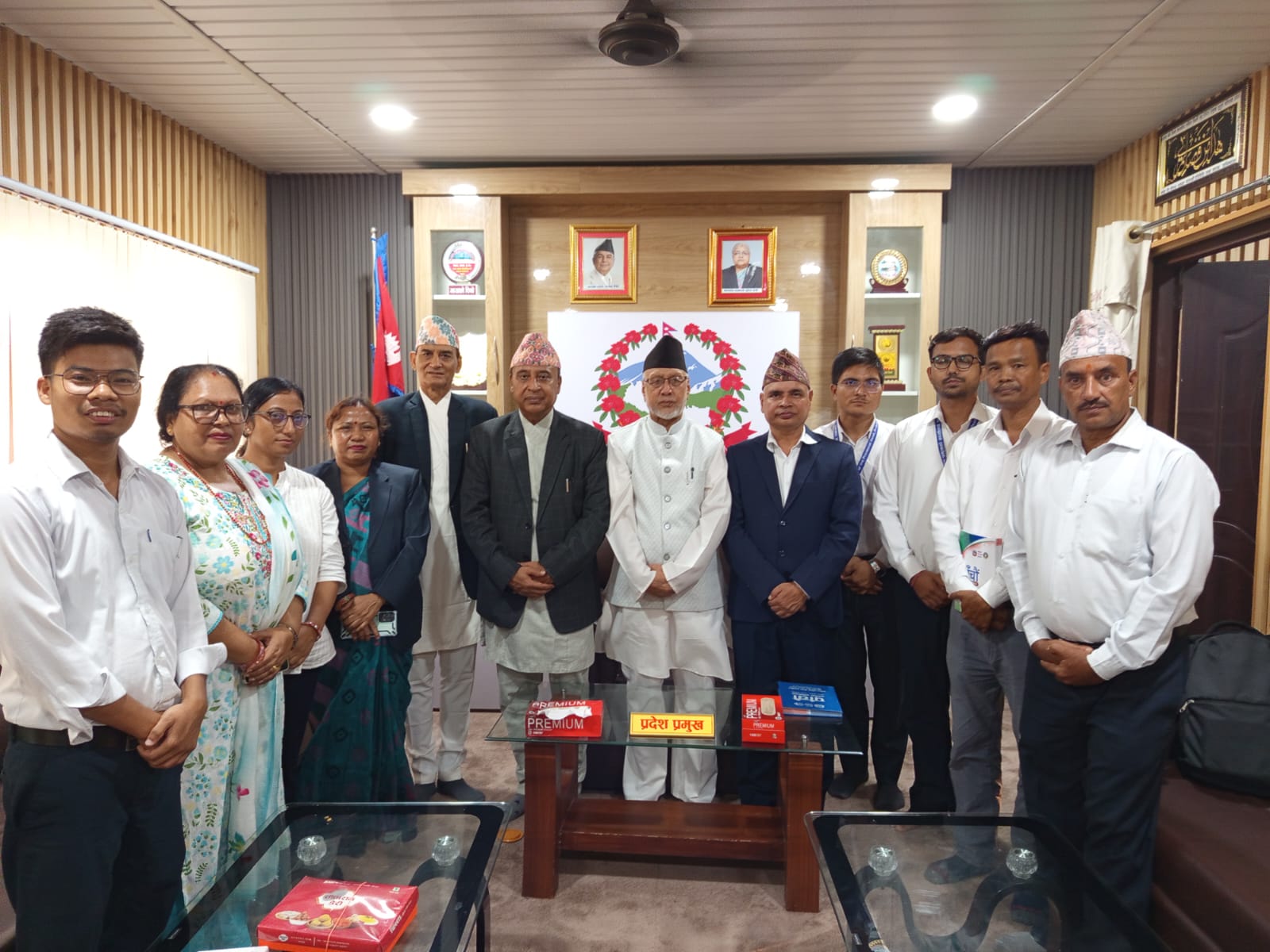 माननीय प्रदेश प्रमुखज्यू समक्ष आयोगका अध्यक्षज्यू पाँचौं वार्षिक प्रतिवेदन पेश गरिरहनु भएको तस्वीर